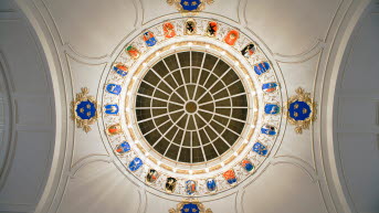 The glass skylight in the Grand Gallery is surrounded by the coats of arms of Sweden's counties as they appeared in the early 20th century. 