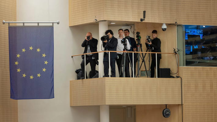 Press photographers on a balcony in the Chamber.