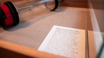 Ett rör för rörpost och ett brev.