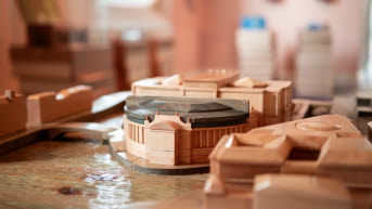 Närbild på trämodell av riksdagshuset